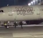 Uçağı kaçırdılar, camı kırıp aprona koştular!