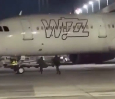 Uçağa kaçırdılar, camı kırıp aprona koştular!