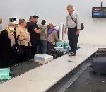 Hac dönüşü havalimanında yoğunluk! Valizlerini aramak için platforma çıktılar
