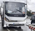 Havalimanı personelini taşıyan servis aracı kaza yaptı