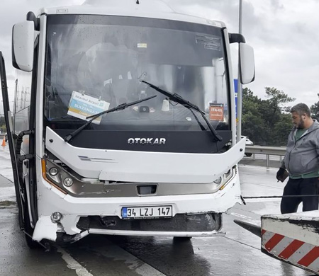 Havalimanı personelini taşıyan servis aracı kaza yaptı