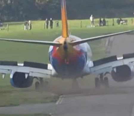 Jet2 uçağının pistten çıktığı anlar görüntülendi