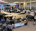 Binlerce yolcu geceyi havalimanında geçirdi