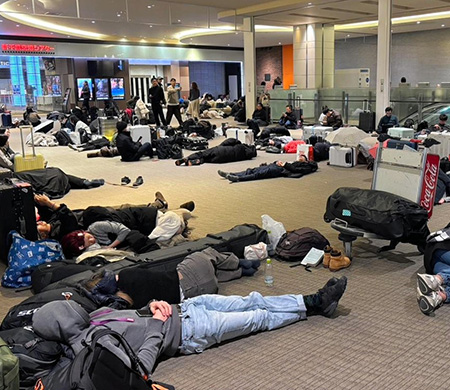 Binlerce yolcu geceyi havalimanında geçirdi