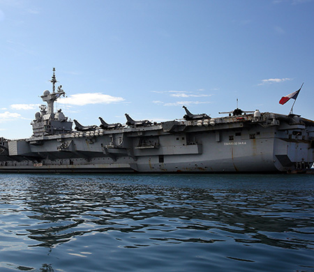 Fransız uçak gemisi yakınlarında Rusya’ya ait İHA tespit edildiği iddiası