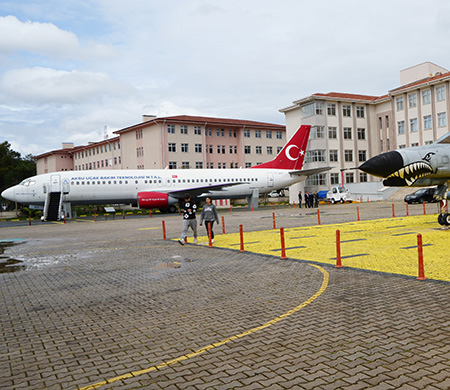 Boeing 737 ve F-4 ile geleceğin havacıları yetişiyor