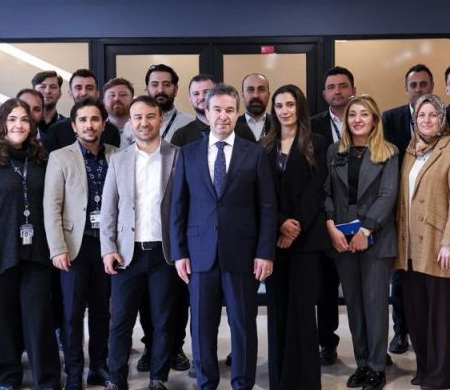 Kerem Sarp Sabiha Gökçen Havalimanı'nda çalışanlarla bayramlaştı