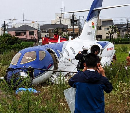 HondaJet Pistten Çıktı! Tellere Çarparak Durabildi!