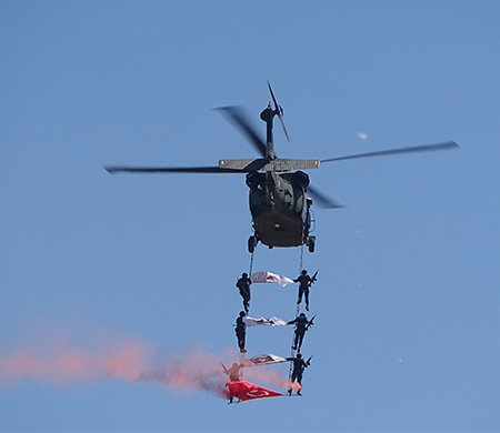 Malazgirt’te jandarma helikopterlerinin gösterisi nefes kesti