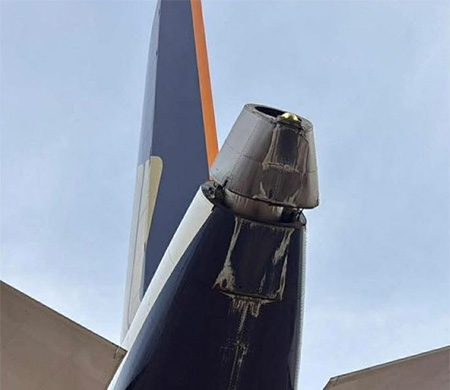 Singapur uçağı iniş sırasında kuyruk sürttü