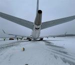 LOT uçağı taksi yolundan çıktı!