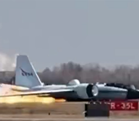 NASA'ya ait uçak gövde üzerine indi