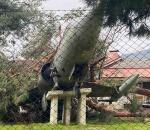 Üzerine ağaç düşen uçak zarar gördü