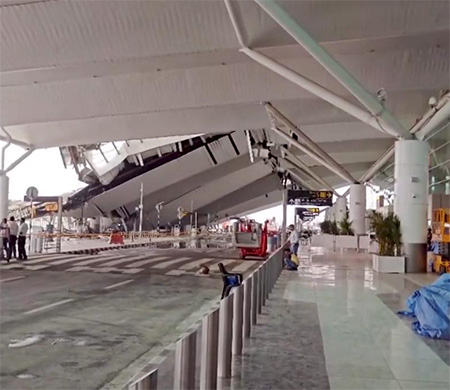 Delhi'de havalimanının çatısı çöktü!
