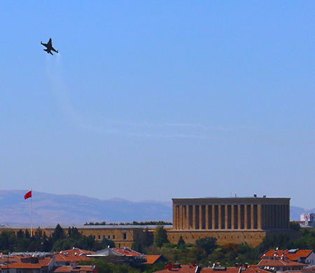 SOLOTÜRK, Anıtkabir semalarında çevre tanıma uçuşunu icra etti