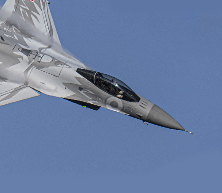 Eğitim için kalkan F-16 uçağı yere çakıldı! O anlar kamerada