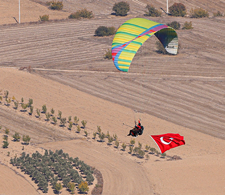 Bilecik'te 101 yamaç paraşütçüsünden 'Ata'ya Saygı Uçuşu'