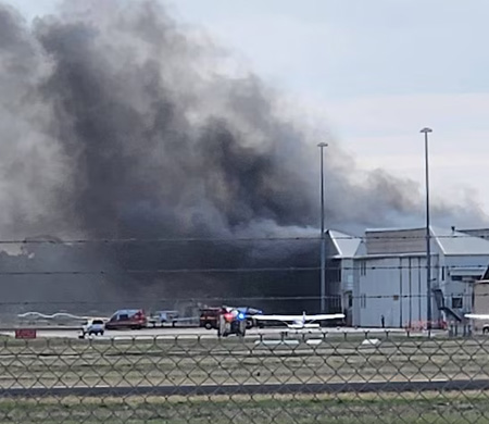 Uçak, iniş sırasında hangara çarptı