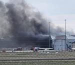 Uçak, iniş sırasında hangara çarptı