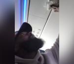 United uçuşunda tavandan akan su yolcuyu sırılsıklam etti