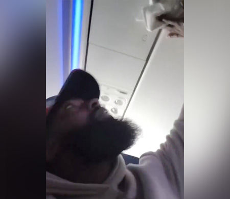 United uçuşunda tavandan akan su yolcuyu sırılsıklam etti