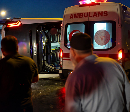 Havalimanı Personelini Taşıyan Servis Devrildi: Çok Sayıda Yaralı