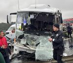 Havalimanı polislerini taşıyan servis kaza yaptı