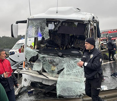 Havalimanı polislerini taşıyan servis kaza yaptı