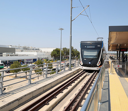 Antalya Havalimanı'nda yeni tramvay durağı hizmete açıldı