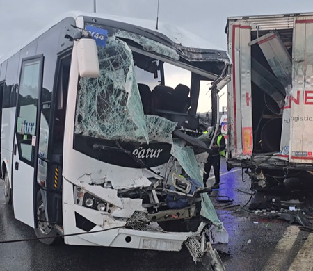 Sabiha Gökçen Havalimanı'na personel taşıyan servis aracı tıra çarptı