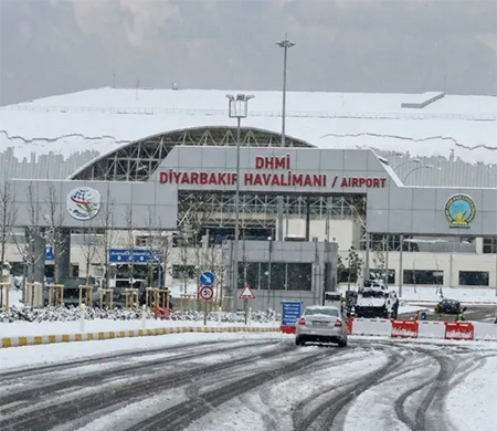 Diyarbakır'da uçak seferlerine kar engeli