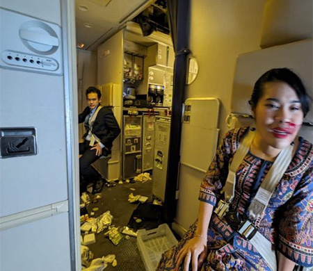 Singapur Airlines uçağında yolcu hayatını kaybetti
