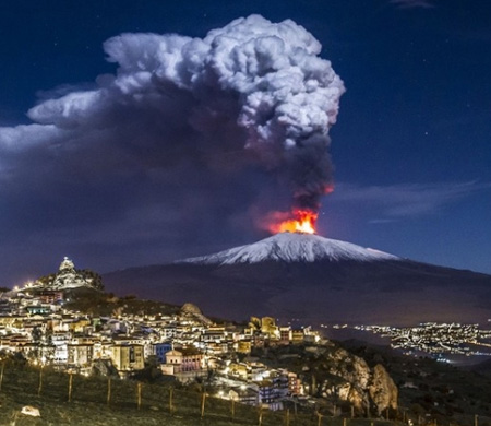Etna faaliyete geçti... Uçak seferleri iptal edildi!