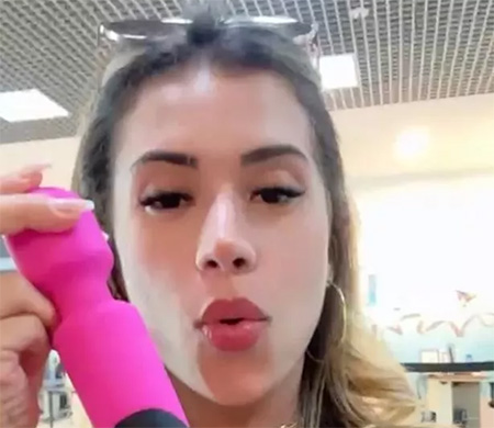 Ünlü model havalimanında şaşkına döndü