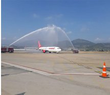 Gazipaşa'da Brüksel'den gelen uçak su takıyla karşılandı