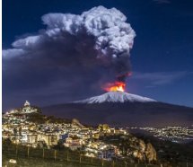Etna faaliyete geçti... Uçak seferleri iptal edildi!