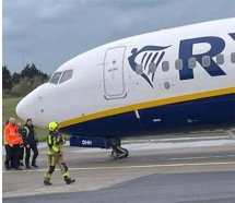 Ryanair'e ait B737-800'ün lastiği patladı