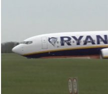 Ryanair uçağının lastiğinin patladığı anlar böyle kaydedildi